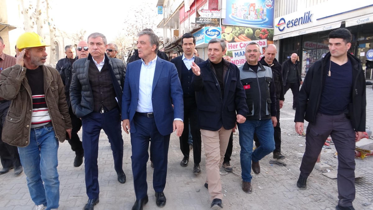 Abdullah Gül Malatya'da yıkılan binaların enkazında inceleme yaptı