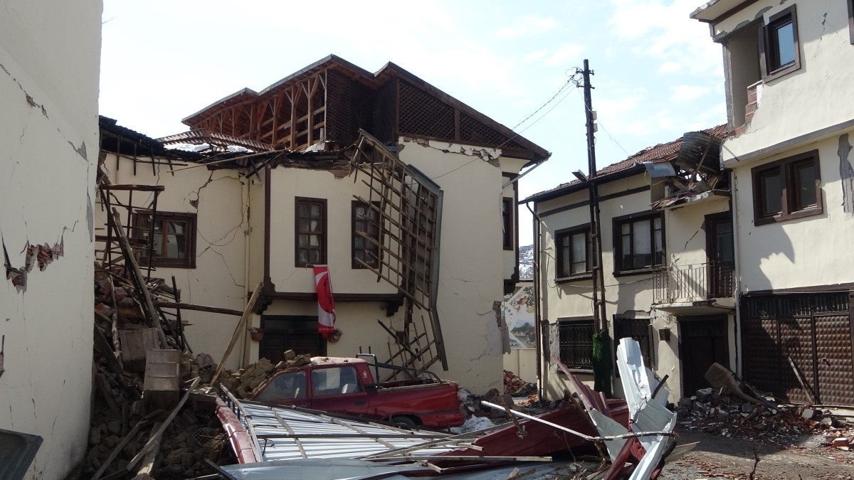Deprem tarihi kültürel yapılara da zarar verdi