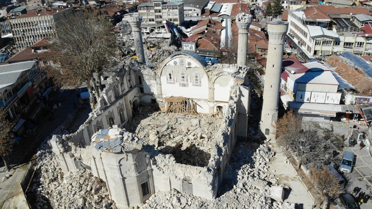 Depremlerde 25 cami yıkılırken, 3 din görevlisi vefat etti
