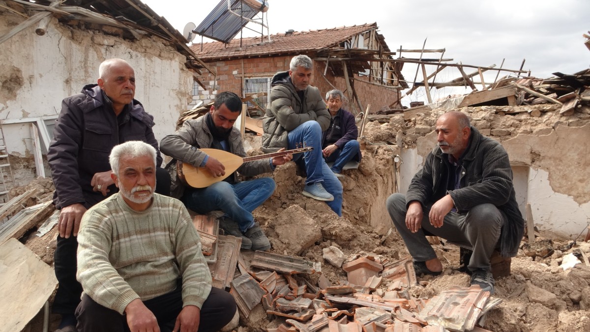 Depremzedelerden enkaza türkü