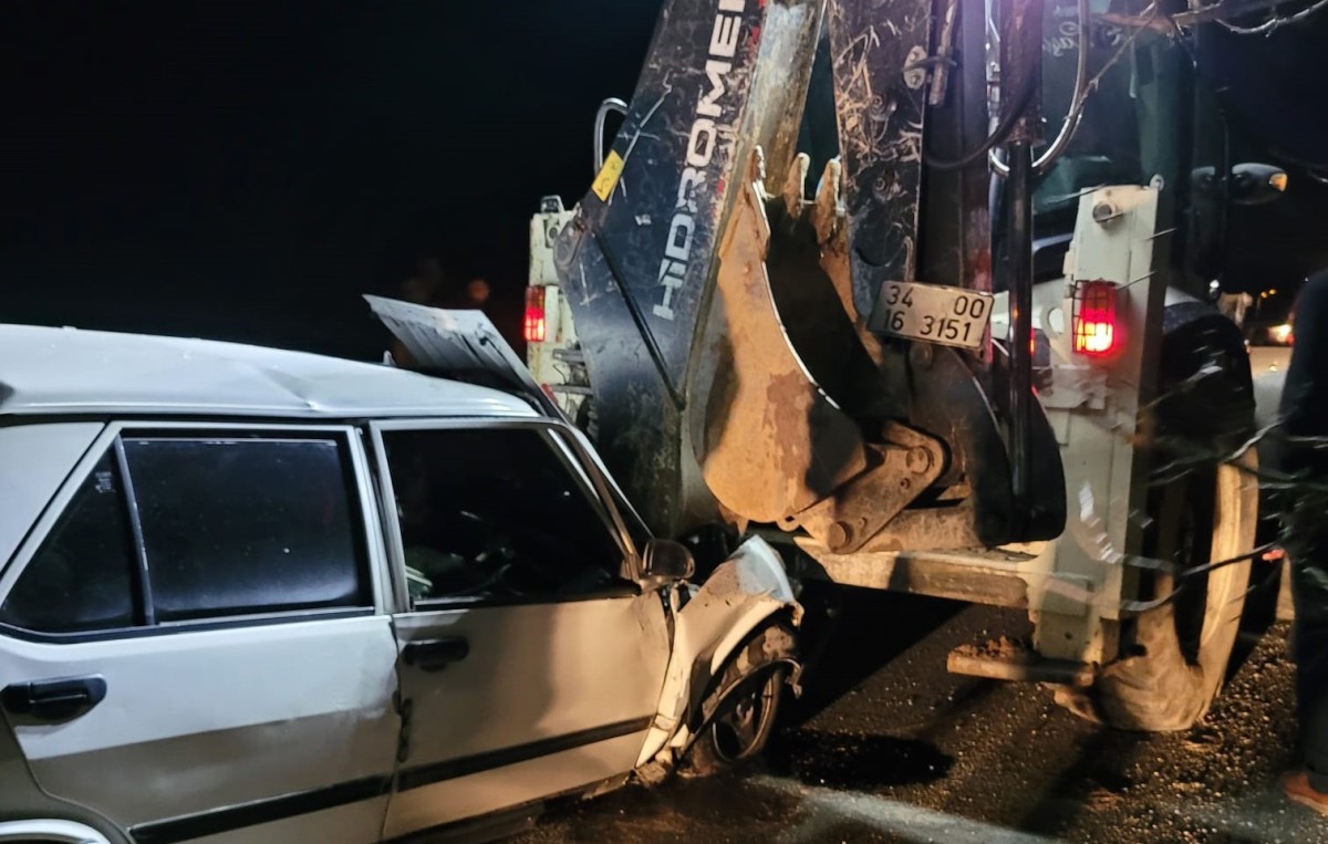 Otomobil iş makinesi ile çarpıştı: 1 yaralı