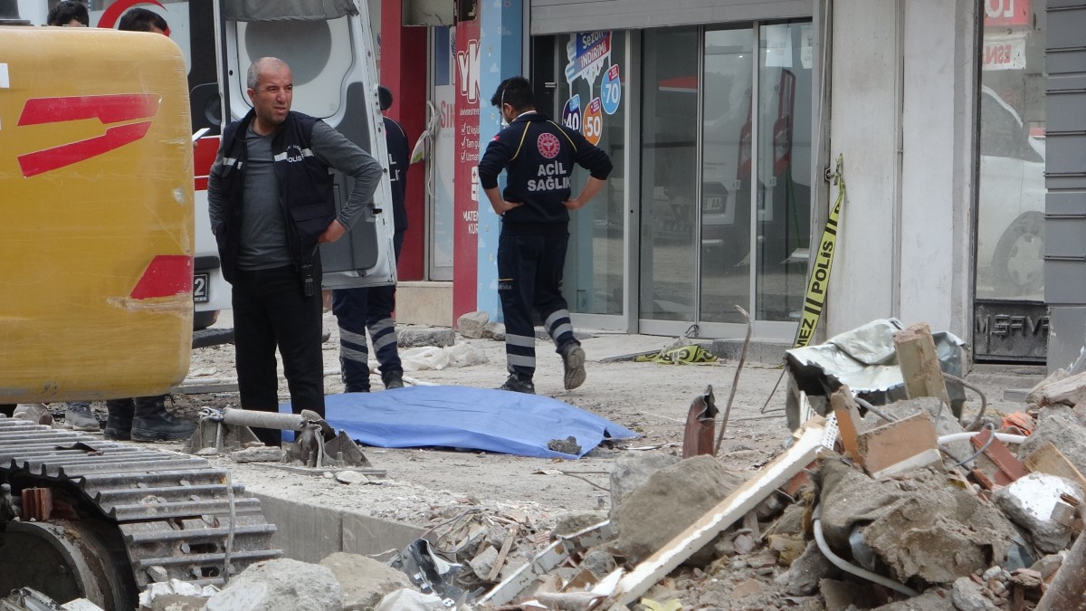 Enkaz altında erkek cesedi bulundu