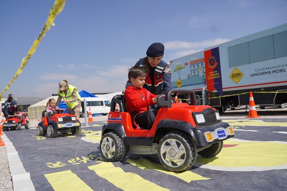 Jandarmadan depremzede çocuklara trafik eğitimi