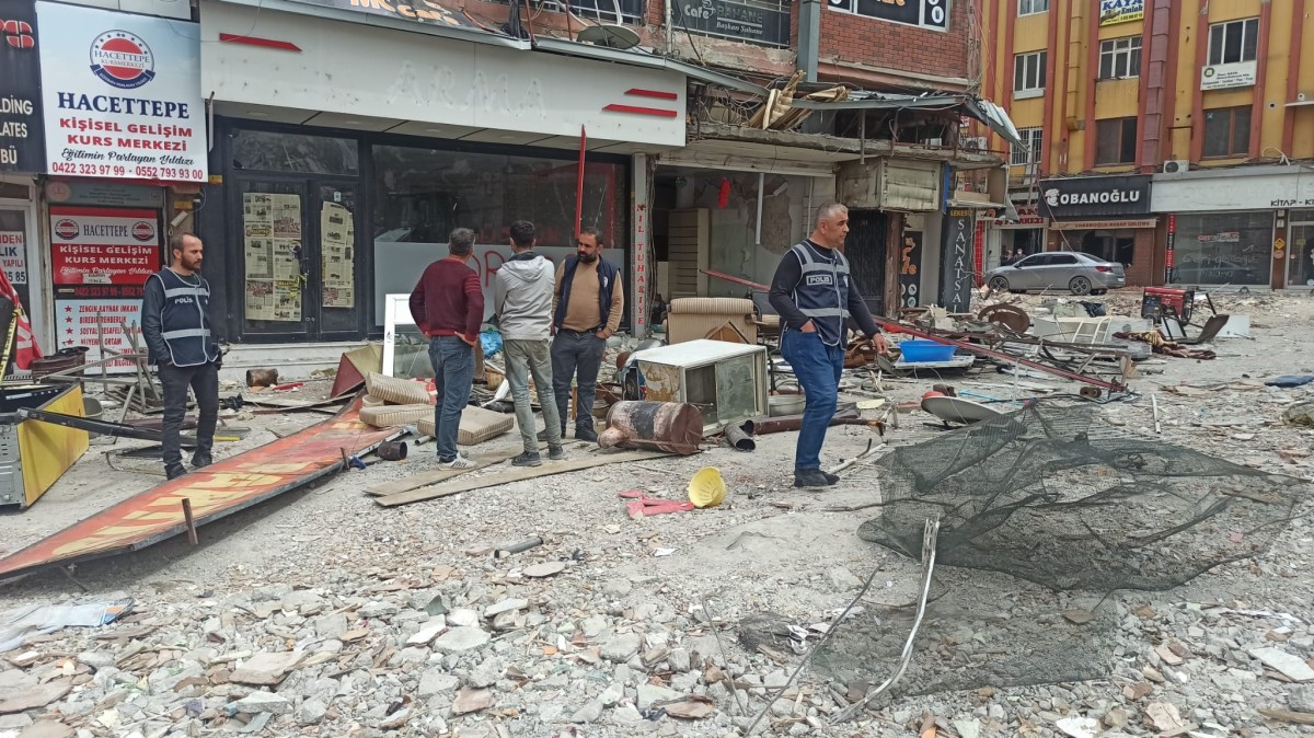 Ağır hasarlı binadan kapı sökerken düşerek ağır yaralandı