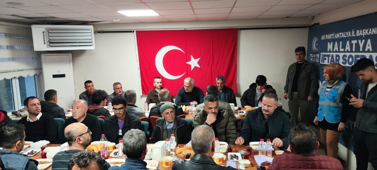 Bakan Ersoy, Akçadağ ilçesinde depremzedelerle iftar yaptı