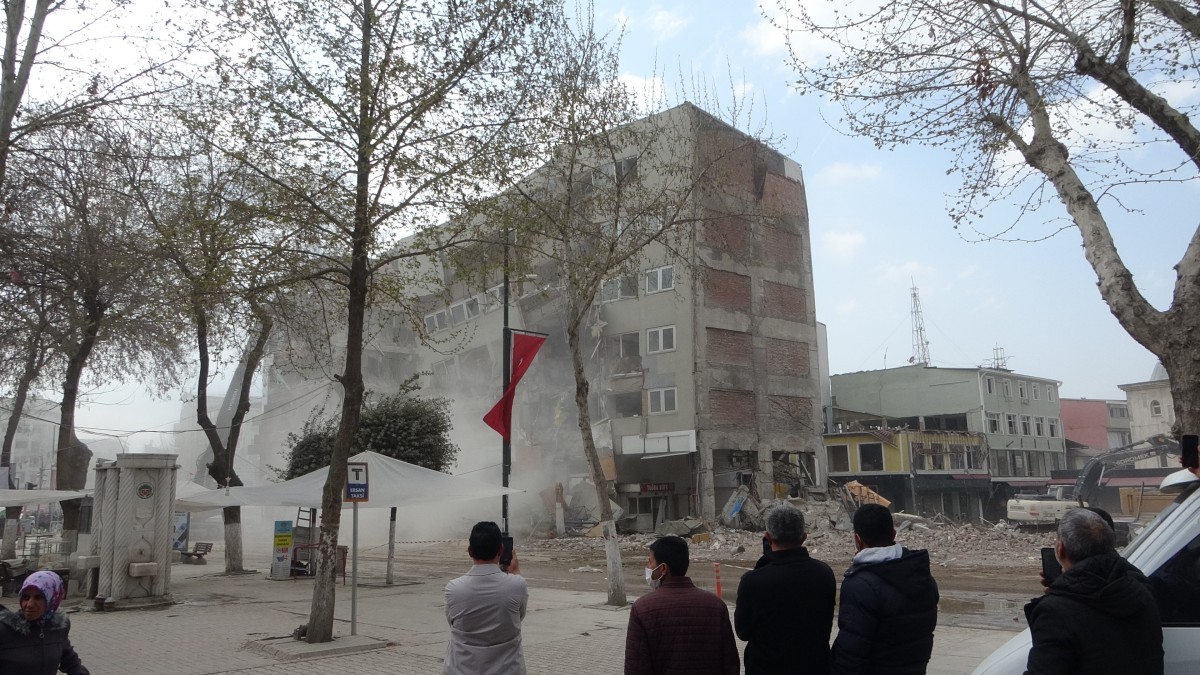 Ağır hasarlı binaların yıkımı ve enkaz kaldırma çalışmaları sürüyor
