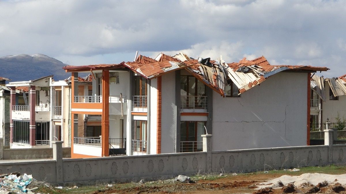 Depremin vurduğu milyonluk 65 villa harabeye döndü