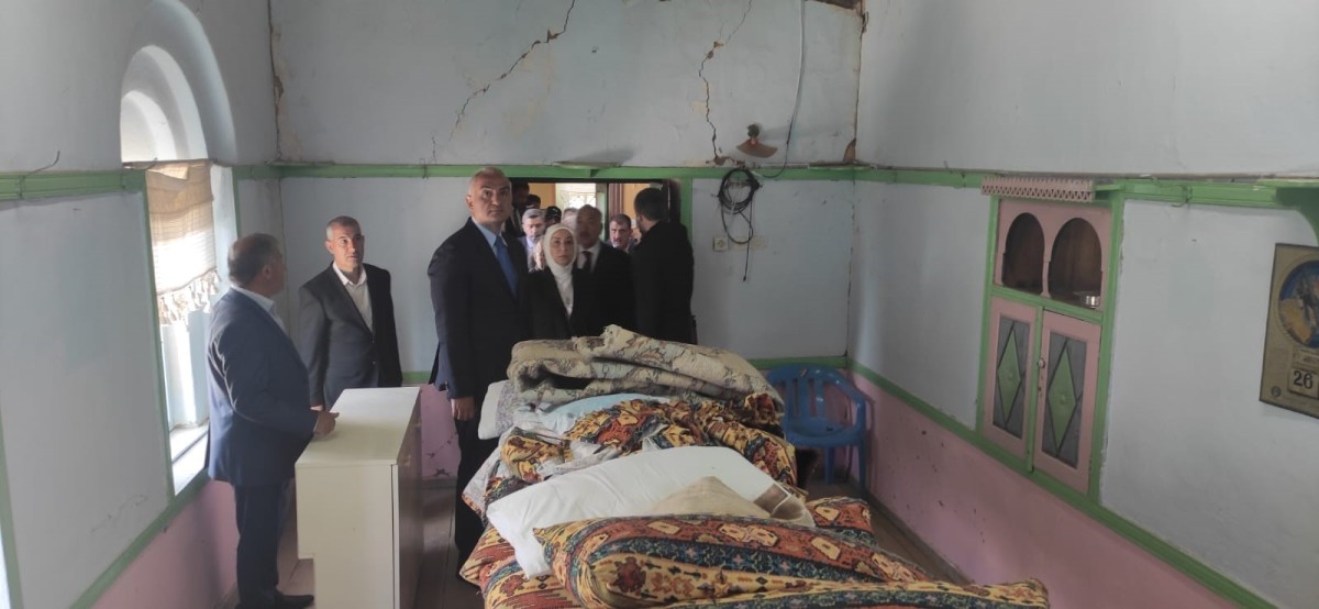 Bakan Ersoy, depremde hasar alan cemevini ziyaret etti