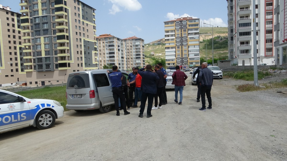 Oğlunu yaralayanların ofisini basan öfkeli baba ortalığı savaş alanına çevirdi