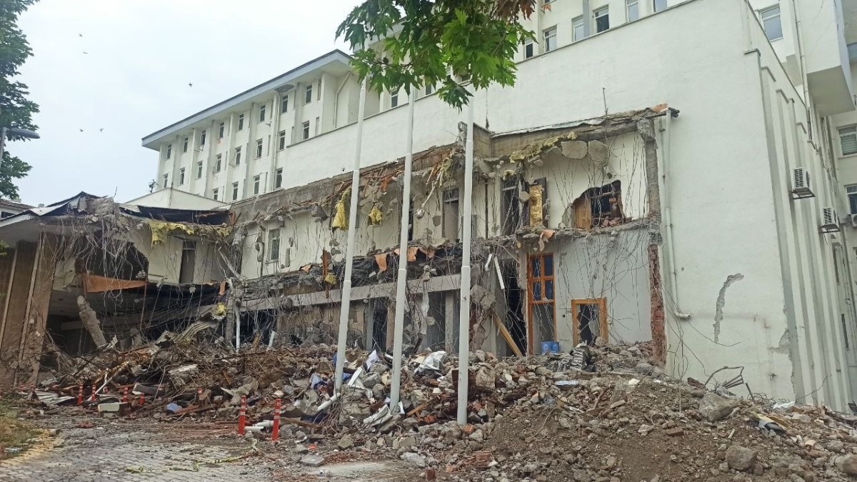 Adliye binasının yıkımına başlanıldı