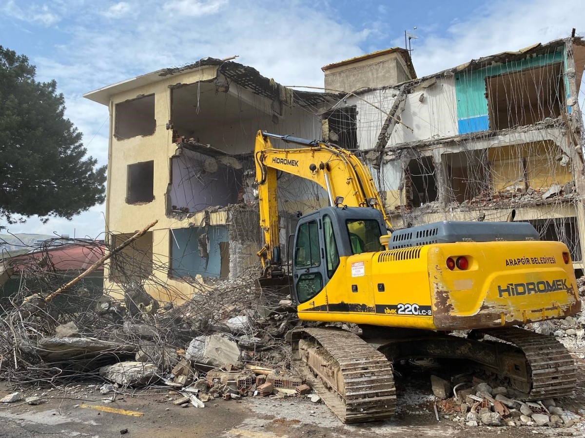 Depremde hasar alan belediye binası yıkıldı