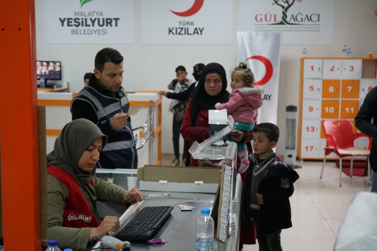 Depremzedelere 110 bin paket yardım dağıtıldı