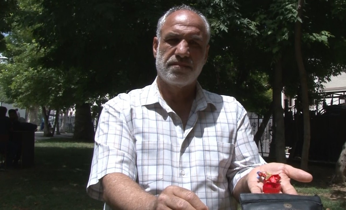Deprem sonrası bulduğu altının sahibini arıyor