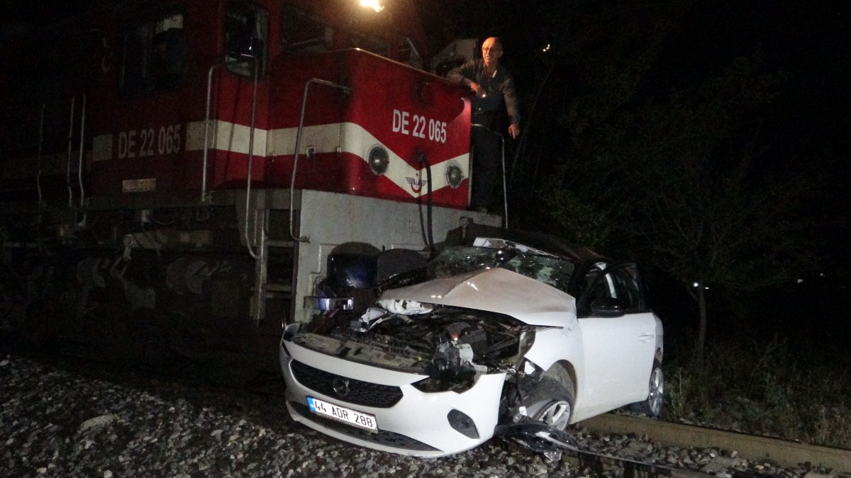 Yolcu treni otomobile çarptı: 1 ölü