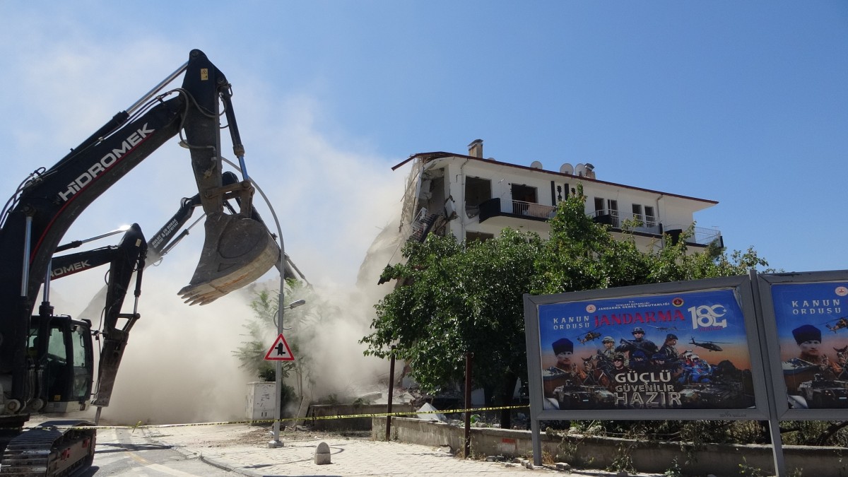 Ağır hasarlı binaların yıkımı sürüyor