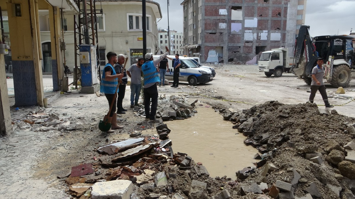 Patlayan doğalgaz borusu paniğe neden oldu