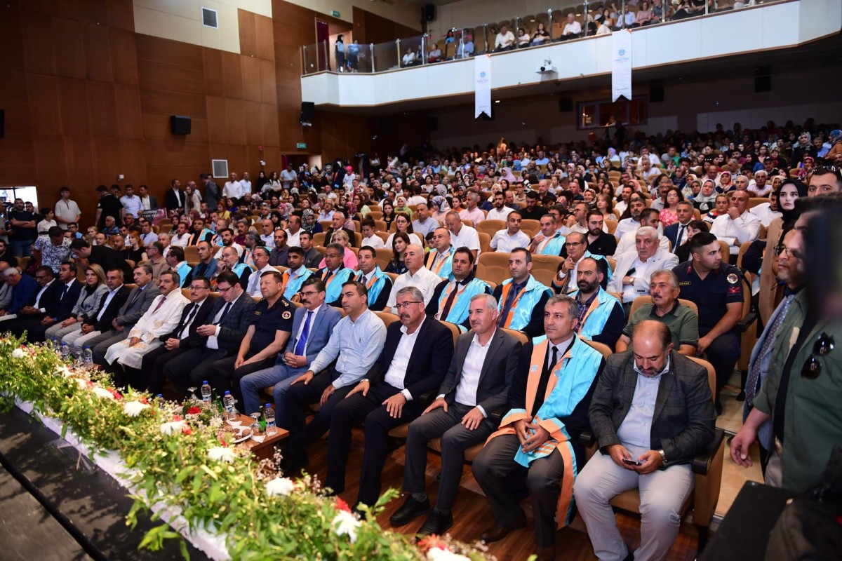 Turgut Özal Üniversitesi’nde mezuniyet coşkusu