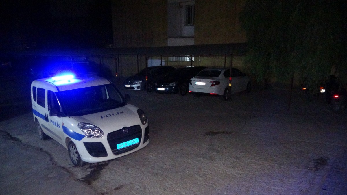 Nişanlısını bıçaklayarak öldürdüğü iddia edilen kadın ve oğlu tutuklandı