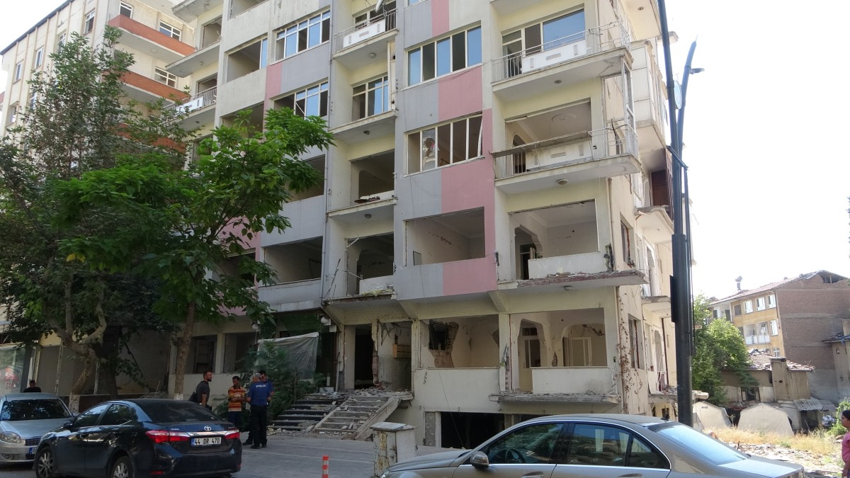 Ağır hasarlı binada çalışan işçi 4'üncü kattan düştü