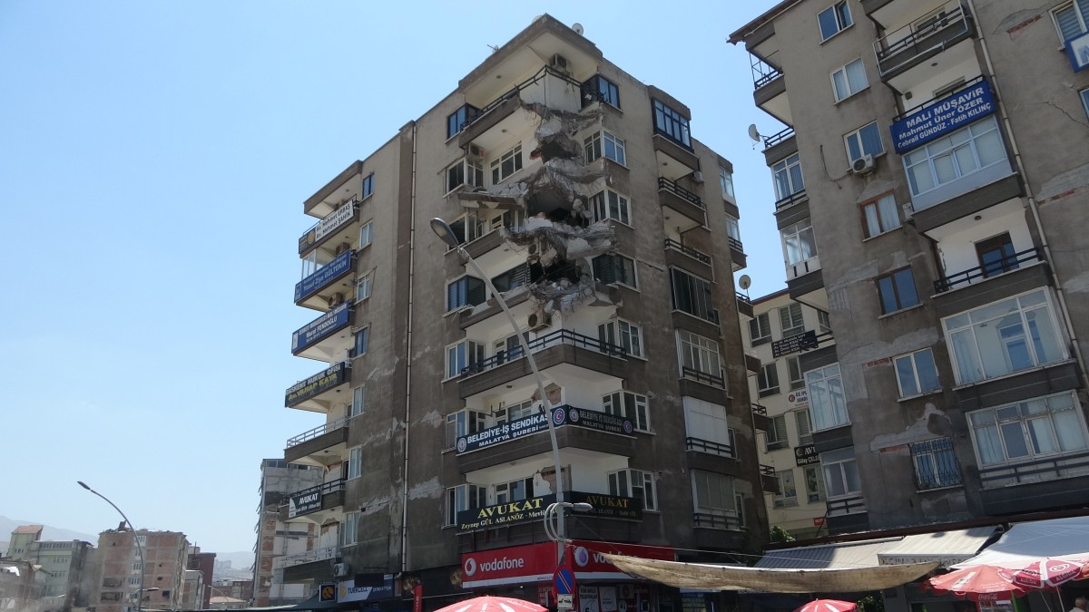 Bir bölümü yıkılan bina tehlike saçıyor