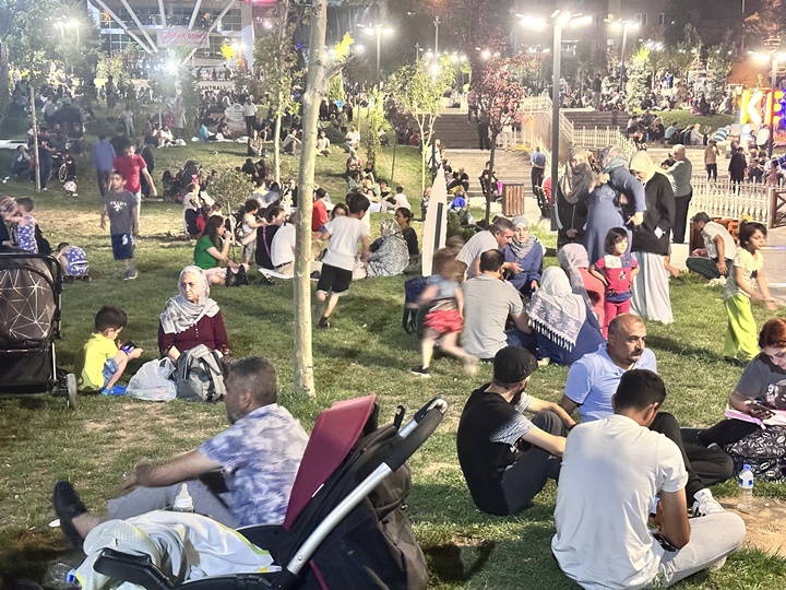 Deprem sonrası büyük korku yaşayan vatandaşlar parklara akın etti