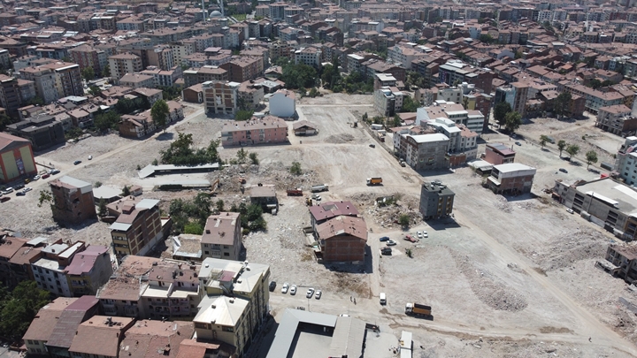 Enkazlar kaldırıldıkça binaların yerini boş araziler aldı