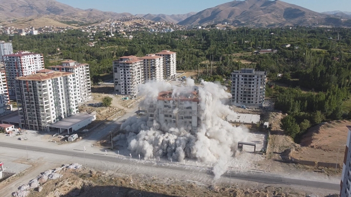 Yüksek katlı binaların patlatılarak yıkılmasına başlanıldı