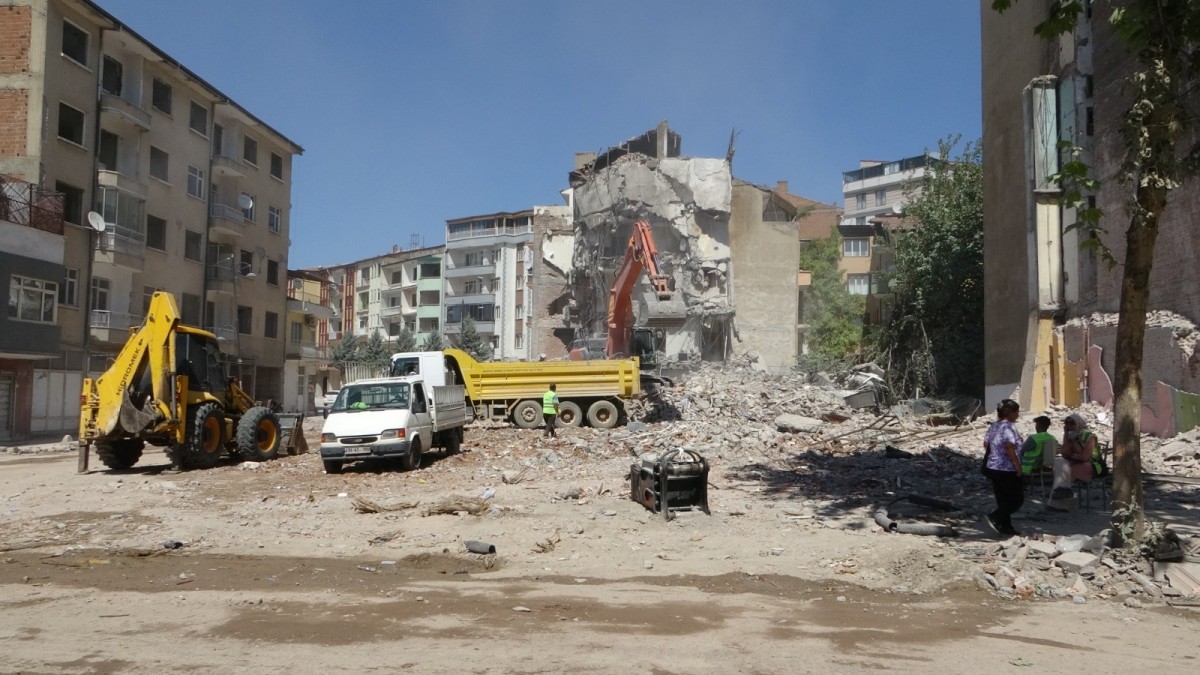 Ağır hasarlı binanın kontrollü yıkımında göçük: 1 yaralı