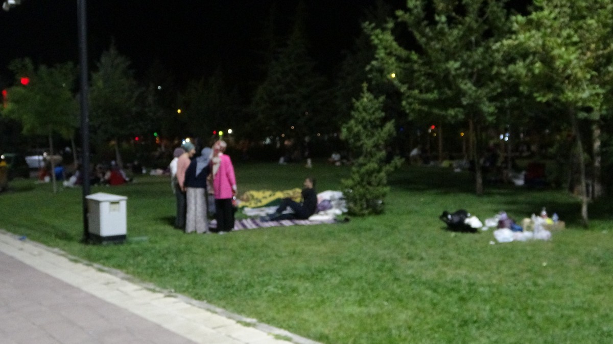 Peş peşe üç depremle sarsılan vatandaşlar park ve bahçelerde sabahlıyor