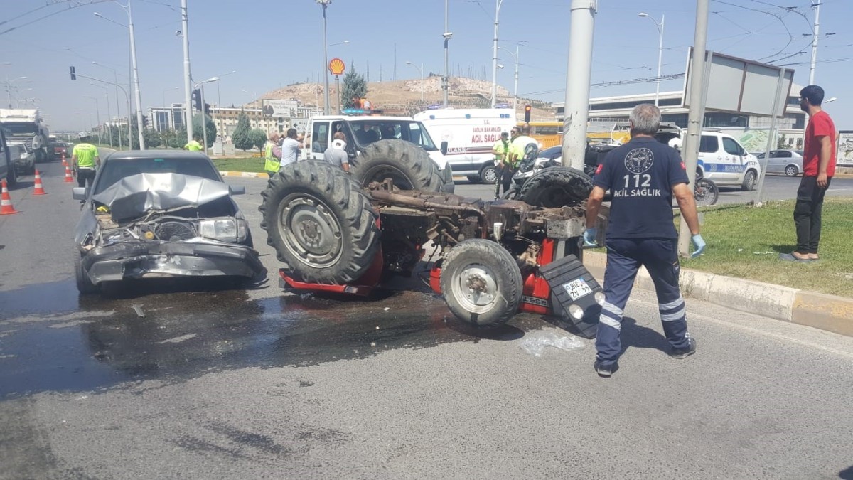 Traktör ile Otomobil çarpıştı: 2 yaralı