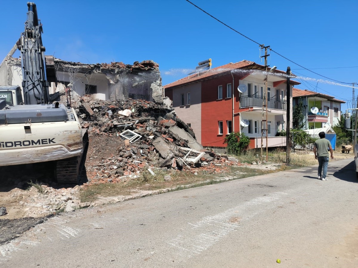 Doğanşehir’de ağır hasarlı binaların yıkımı sürüyor