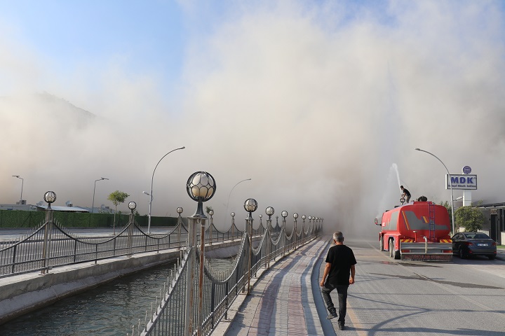  Ağır hasarlı yüksek katlı binaların patlayıcı ile yıkımları sürüyor