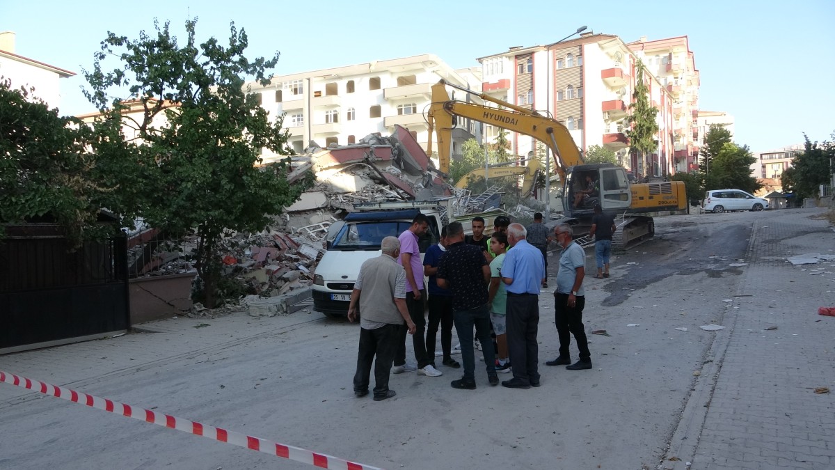 Malatya’da “Bina çöktü, iş makinesi altında kaldı