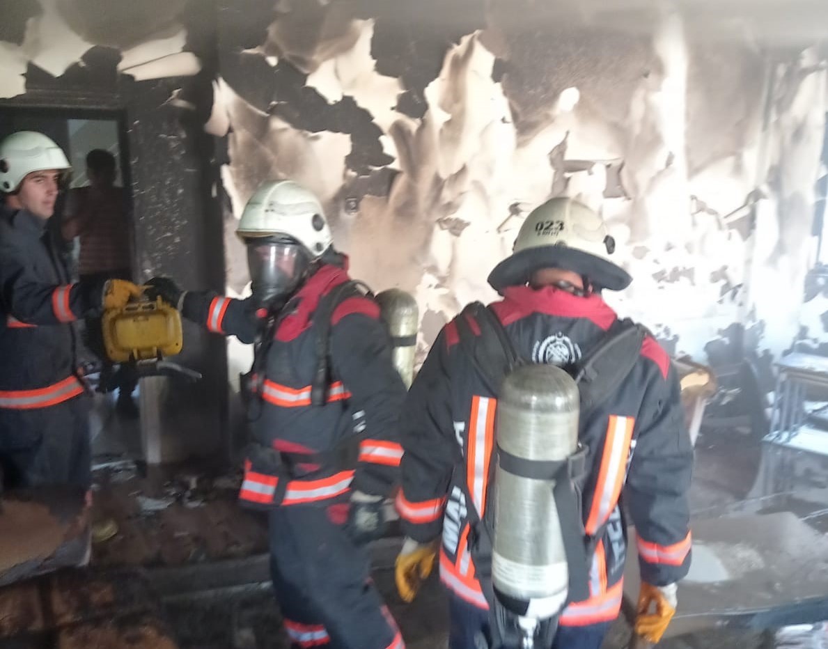 Apartmanda çıkan yangın itfaiye tarafından söndürüldü