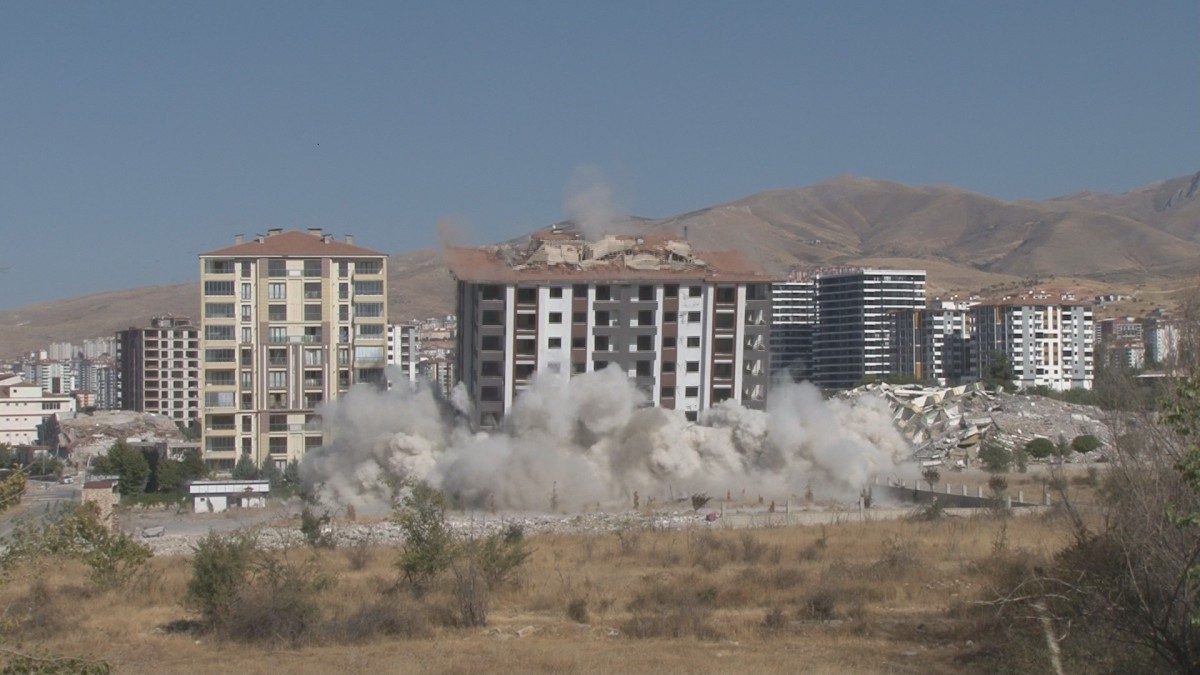 Patlayıcı ile bina yıkımlarına devam ediliyor