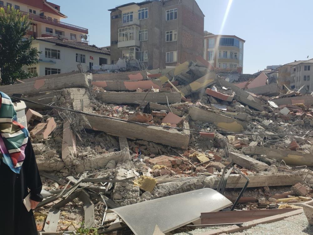 Yıkımı yapılan ağır hasarlı bina sağlam binaya zarar verdi