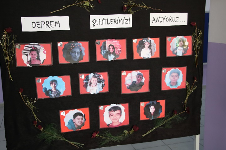 Okulların açılması ile 12 öğrencisini depremde kurban veren okulda hüzünlü tören