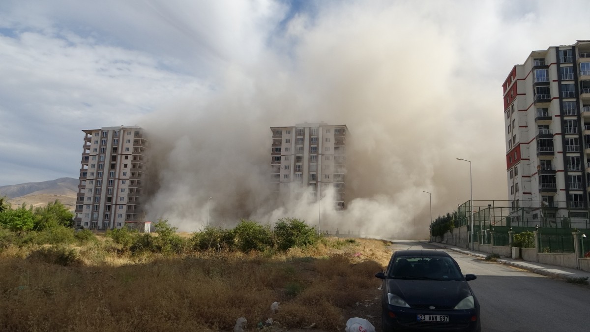 Yüksek katlı binaların patlayıcı ile yıkımı sürüyor