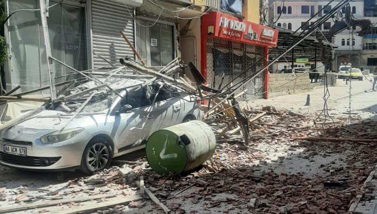 Hasarlı binanın çatısının çökmesi ile 2 araç zarar gördü