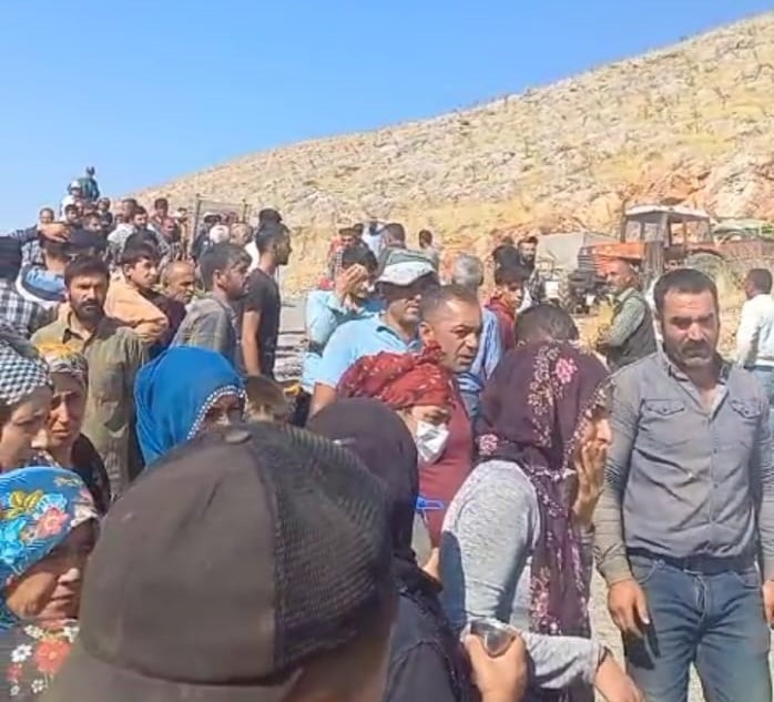 Tarım işçilerini taşıyan traktör şarampole devrildi