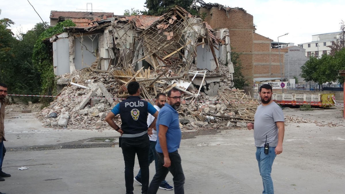 Ağır hasarlı bina çöktü