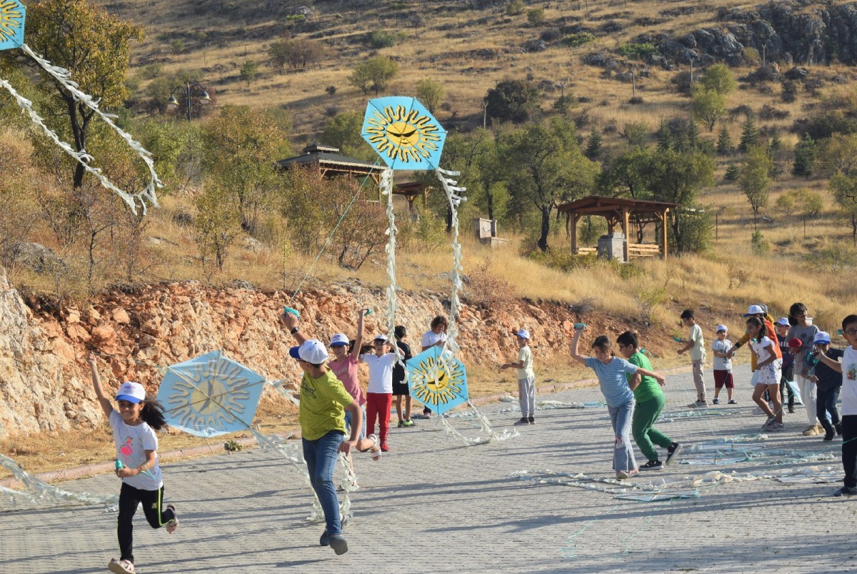 Çocuklar uçurtma şenliği ile eğlendi
