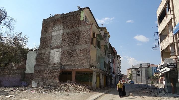 Depremde ağır hasar gören bina tehlike saçıyor