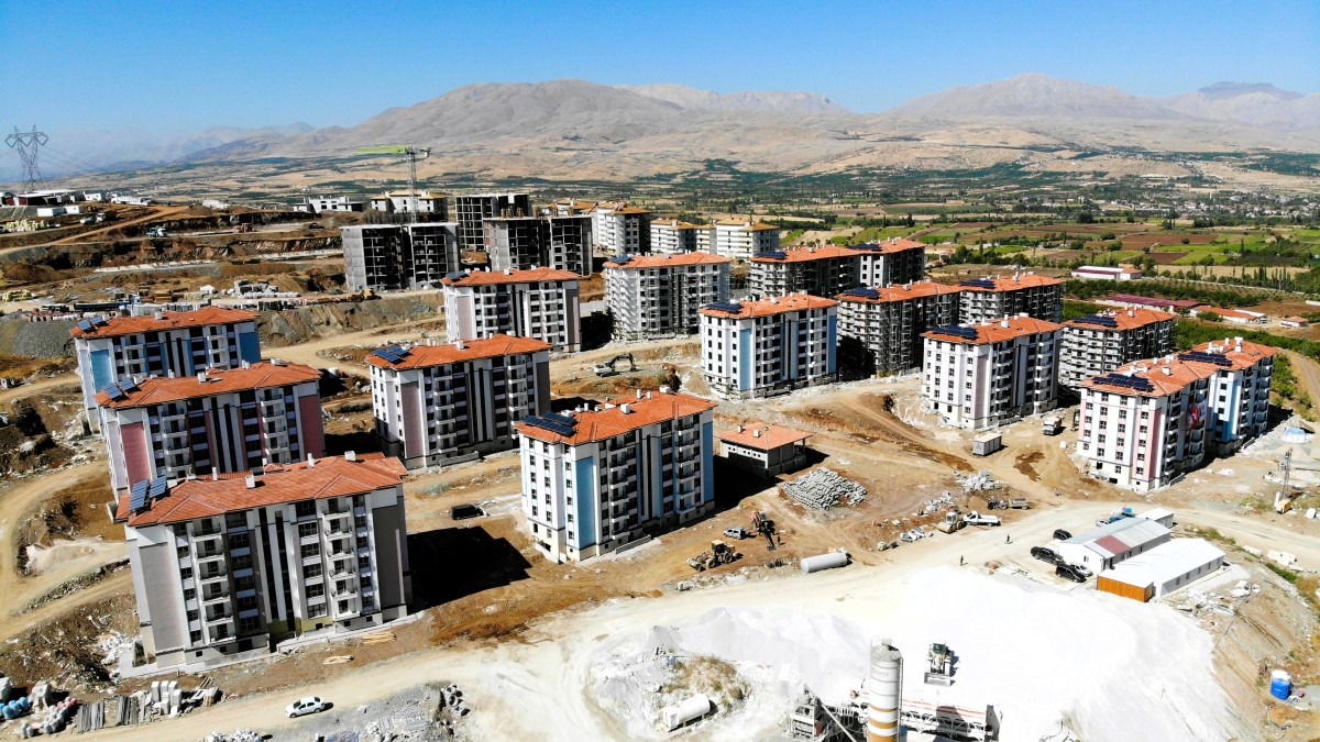 İlk deprem konutları Kasım ayında teslim edilecek