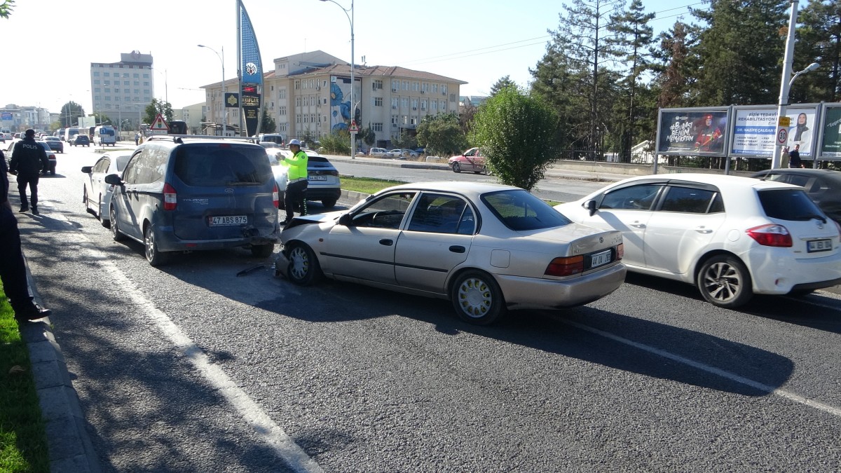  Trafiği kilitleyen zincirleme kaza