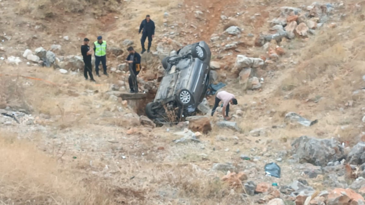 Kontrolden çıkan araç şarampole yuvarlandı