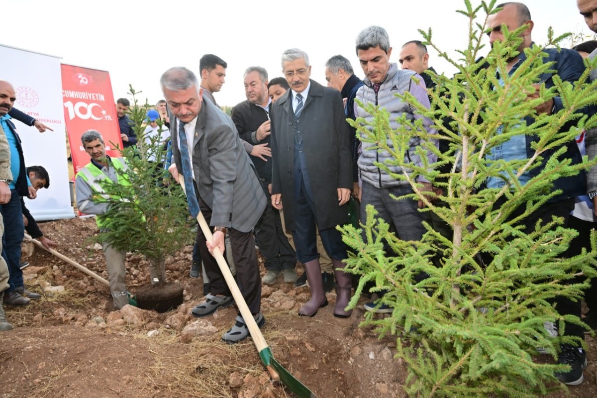 Cumhuriyet’in 100. Yılında öğrenciler fidan dikti