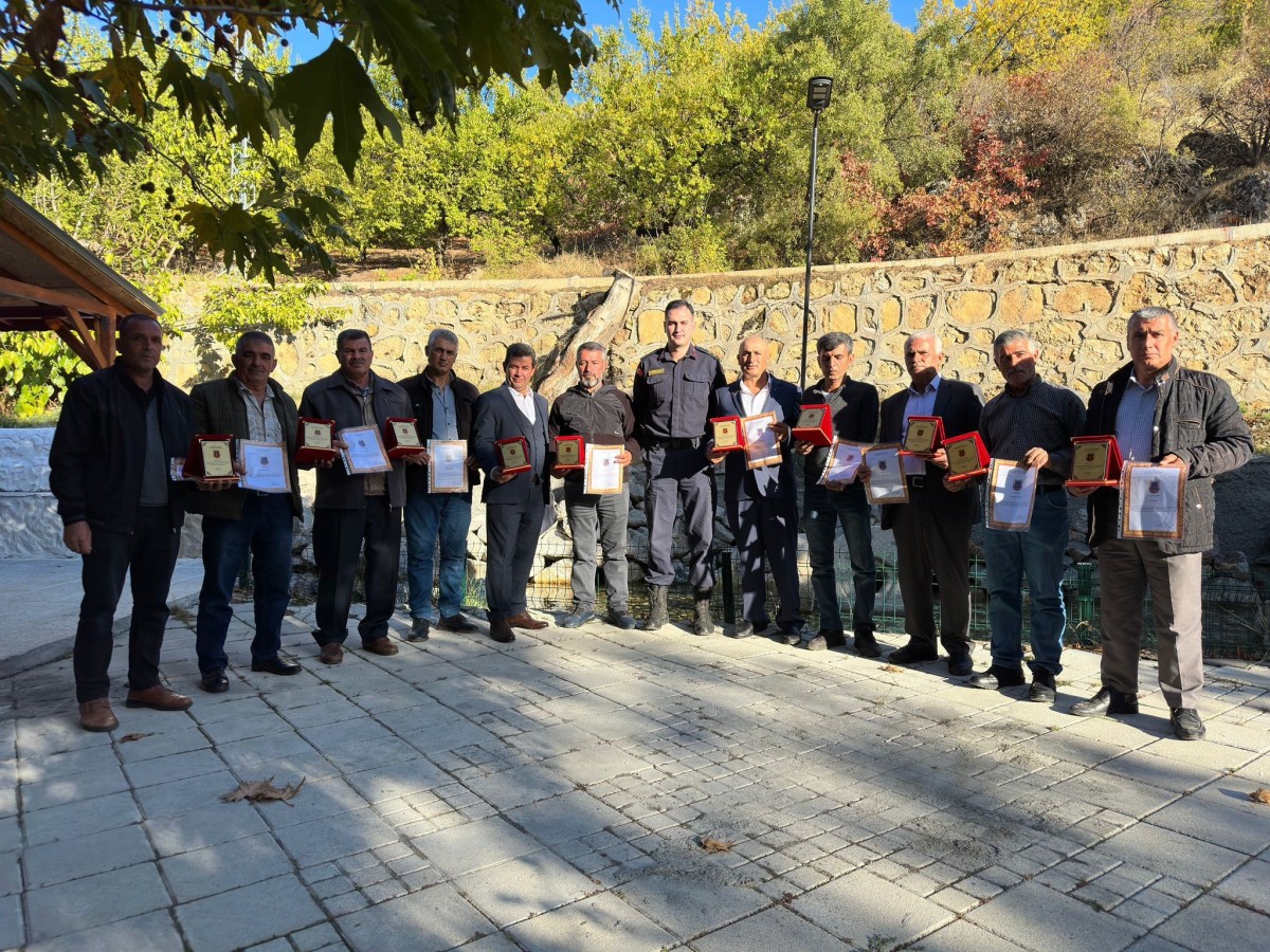 Emekliye ayrılan köy korucularına plaket