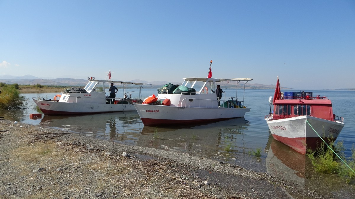 Karakaya Barajı balıkçıların ekmek teknesi oldu