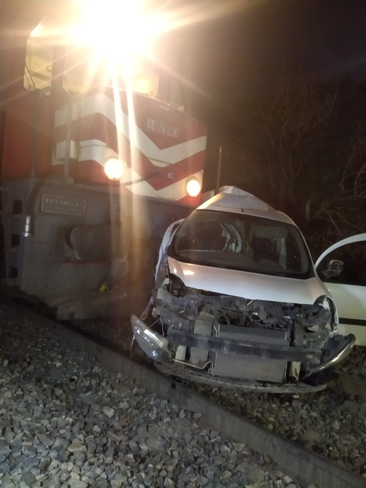 Yük treni araçla çarpıştı